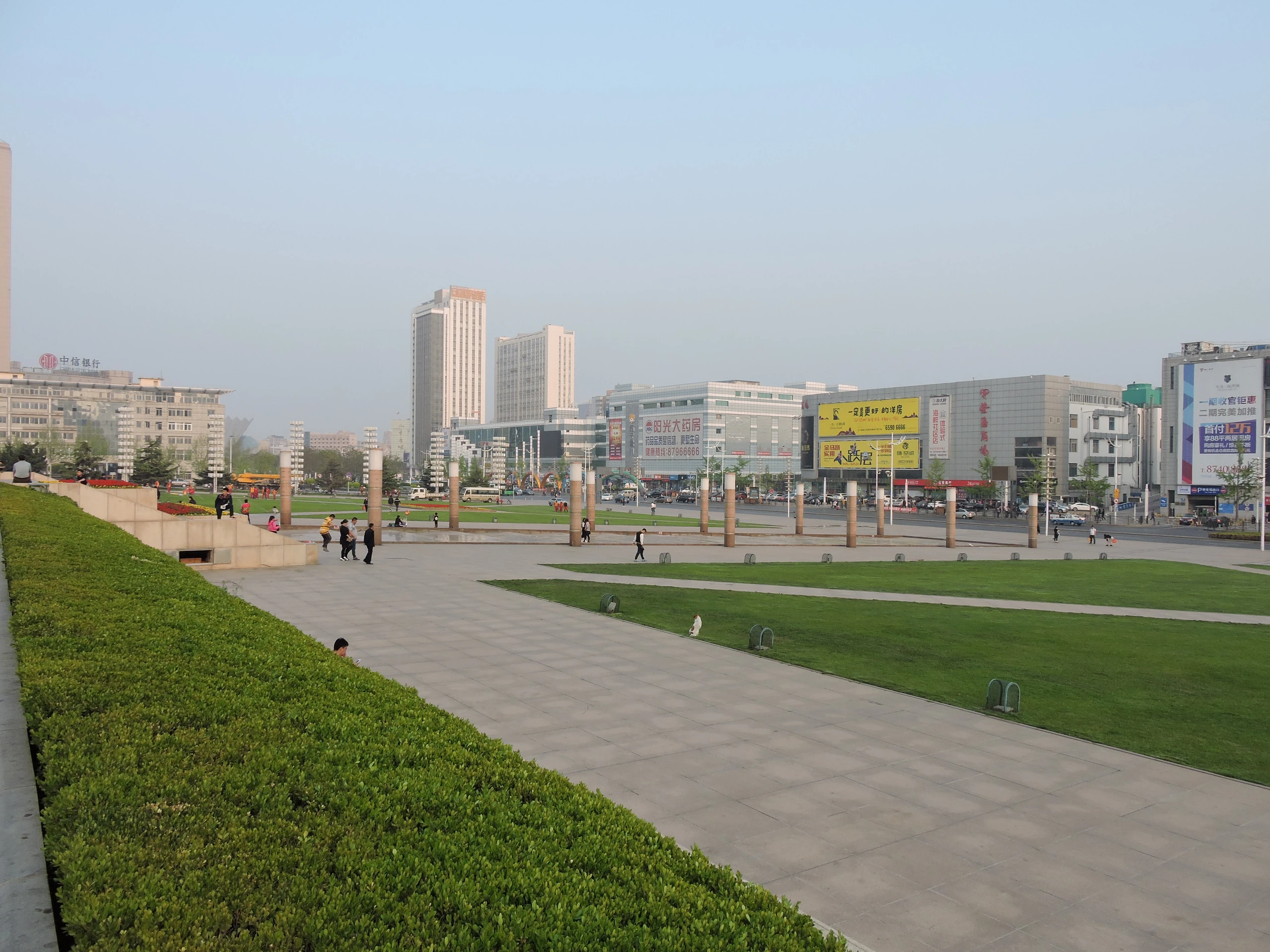 开发区公共广场与街景（金普新区管委会前）· 2017 年实拍