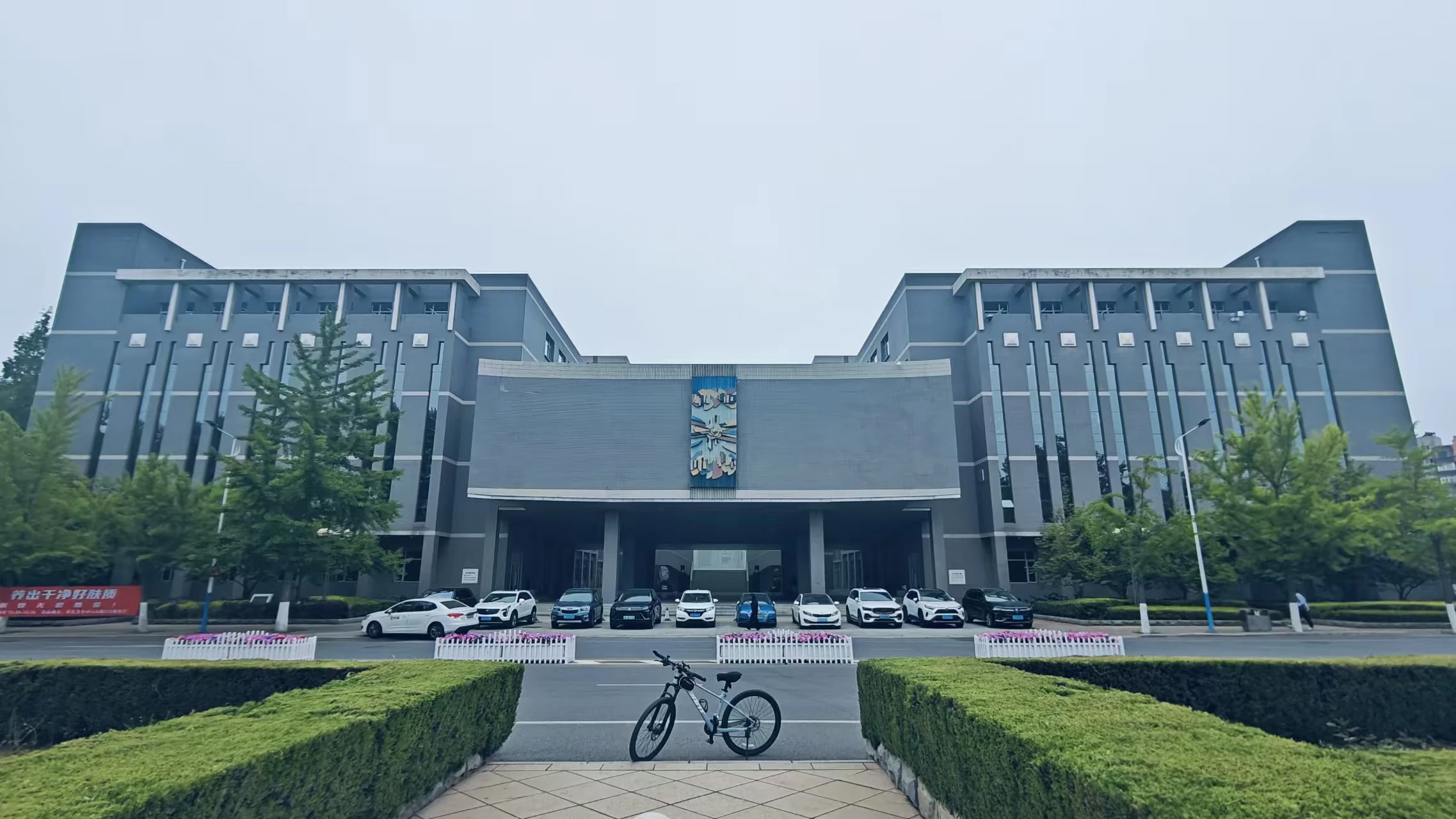 大连理工大学凌水主校区伯川图书馆 · 2026 年实拍，非 1949 年创校旧址