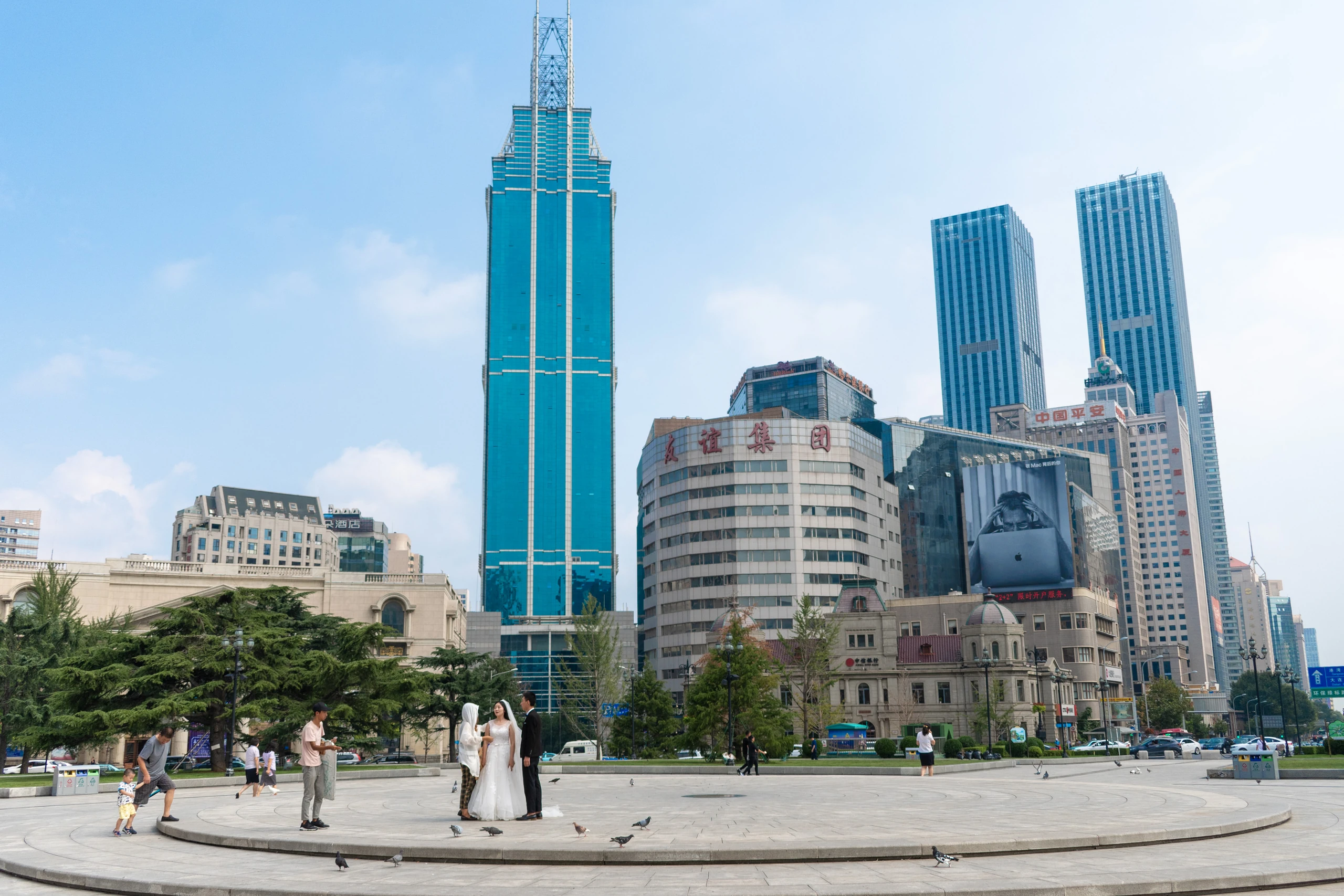 中山广场的建筑与城市天际线 · 2018 年实拍