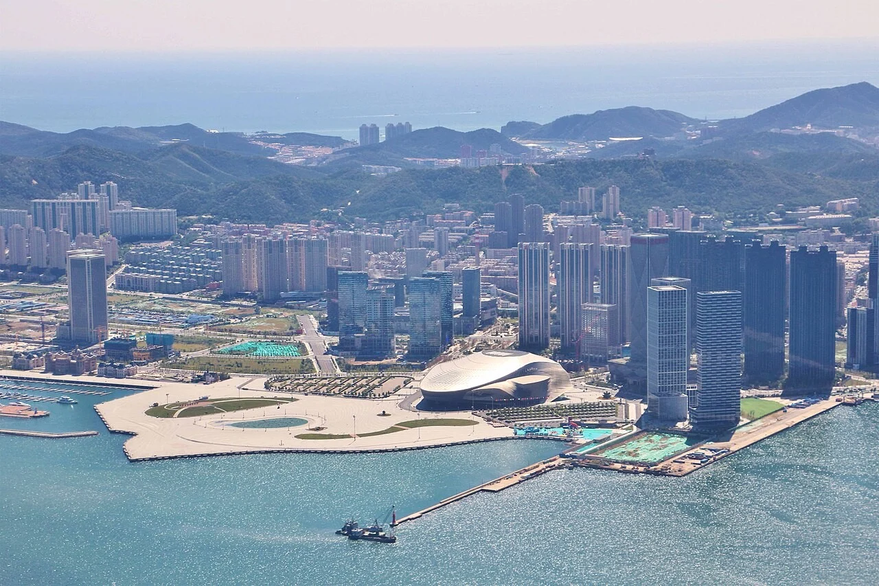 东港滨海城市界面全景(2021年资料照片)