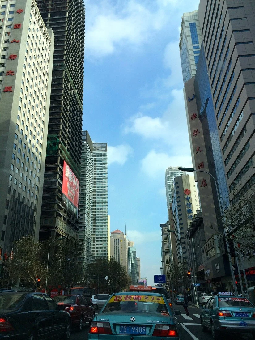 人民路沿线办公楼宇街景(2013年资料照片)