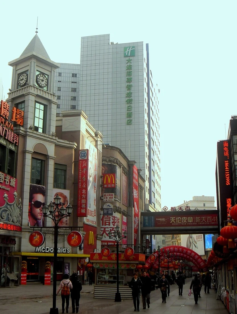 天津街友好路路口向东的街景(2012年资料照片)